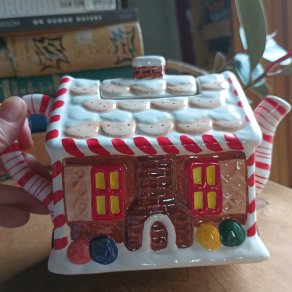 Vintage International Gingerbread House Tea Pot - Picture 9 of 15